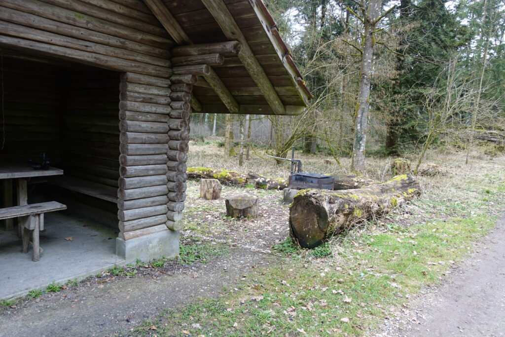 Bild 5: Mein zweiter Rastplatz. Hier stehen gleich zwei Hütten nahe beieinander. Mit Grillplatz versteht sich.