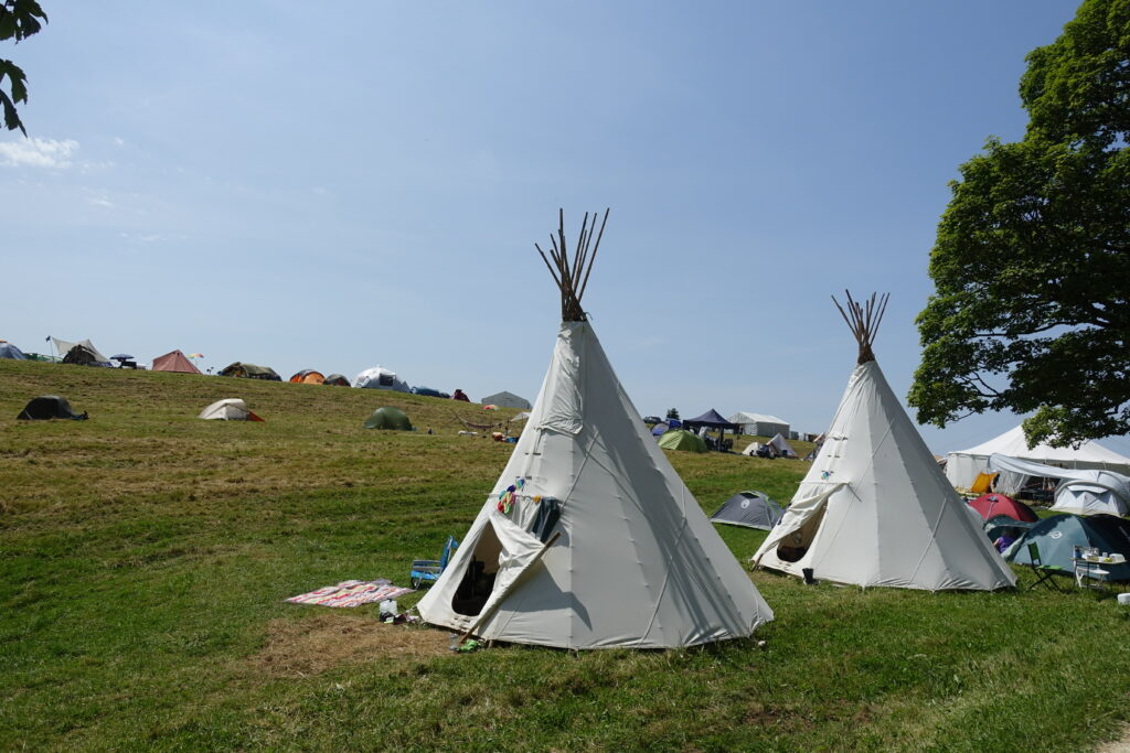 Bild 4: Nein, keine indianer und auch nicht ein Camp aus «The Walking Dead». Das Uhuru Festival für Musik und Tanz. Jedem das seine.