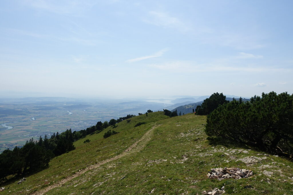 Bild 8: Auf der Hasenmatt. Die Aussicht ist etwas trüb, aber dennoch top. Bieler- Muten- und Neuenburger- See im Westen.