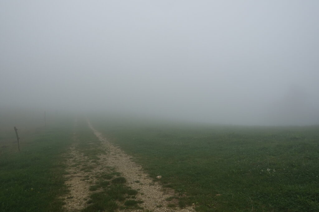 Bild 9: Der Nebel war etwas mühsam. Man konnte für kurze Zeit fast den Weg nicht erkennen. In solchen Momenten wäre ein Navi- Gerät von Vorteil. Es ging, zum Glück, auch ohne.