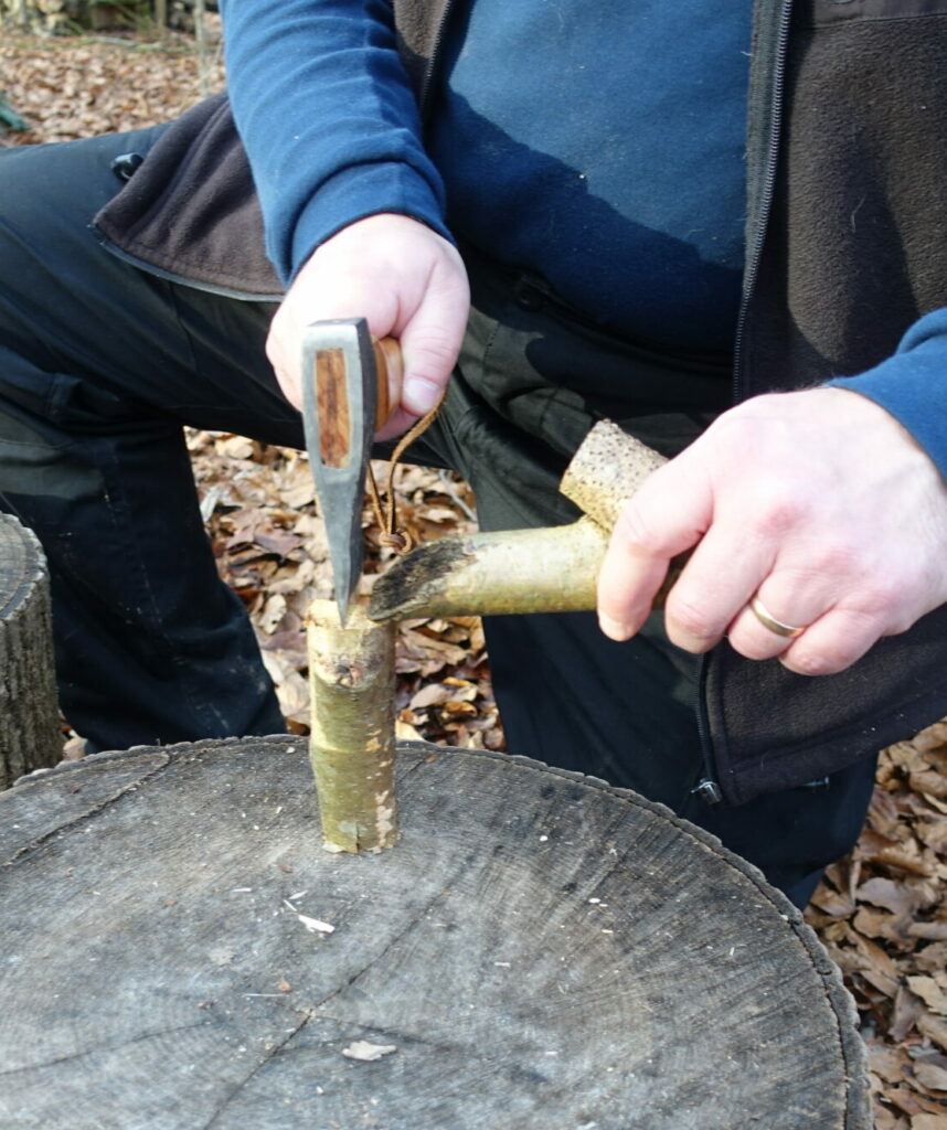 Bild 5: So hält man das Holz viel sicherer. Geht ein Schlag mit dem Beil daneben, passiert einfach nichts.